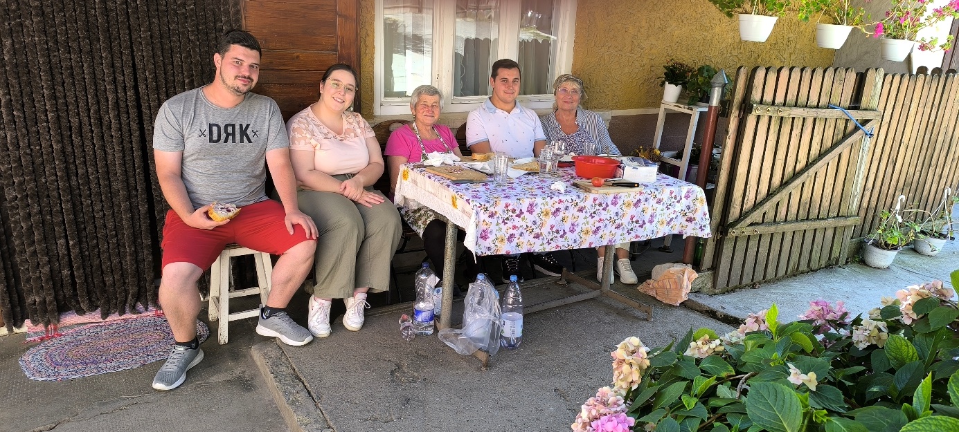 Kenyérsütés után az elfáradt, de jóllakott csoport a ház asszonyával