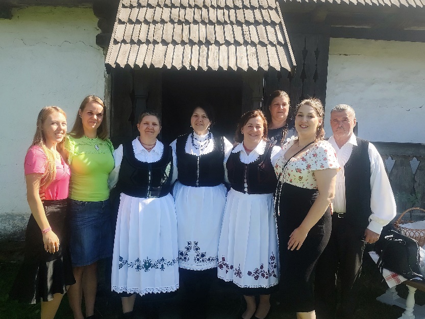 Laura, Nóra és Janka a székelyszentléleki népdalkör tagjainak körében