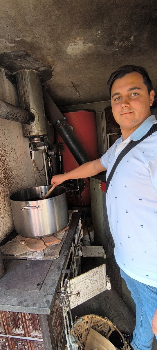 Kristóf áfonyalekvárt főz