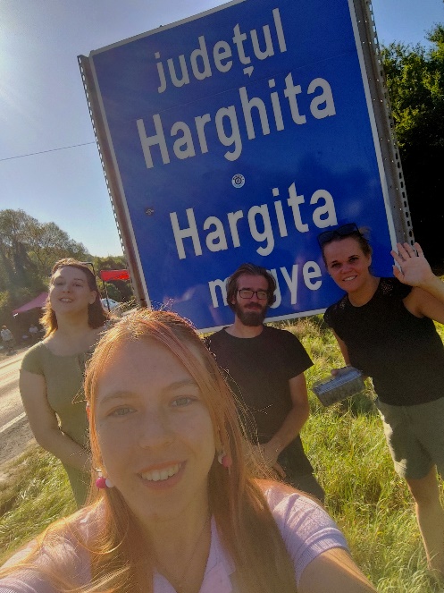 Laura, Nóra, Patrik csoportvezetőjükkel, Jankával