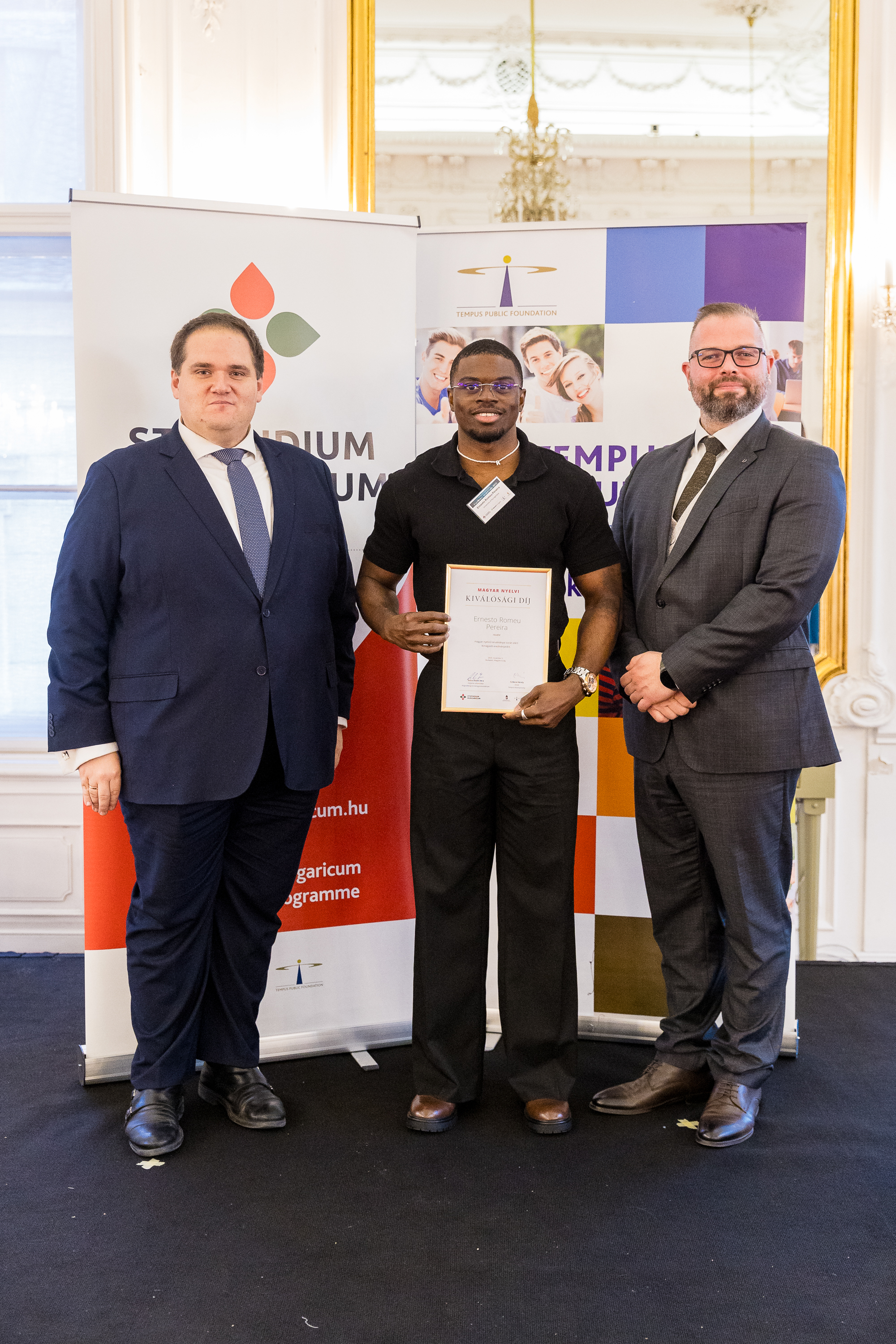 A hallgatók dr. Szűcs Ádám Imrétől, a Külgazdasági és Külügyminisztérium helyettes államtitkárától, valamint Bodrogi Richárdtól, a Tempus Közalapítvány főigazgatójától vették át a díjat.
