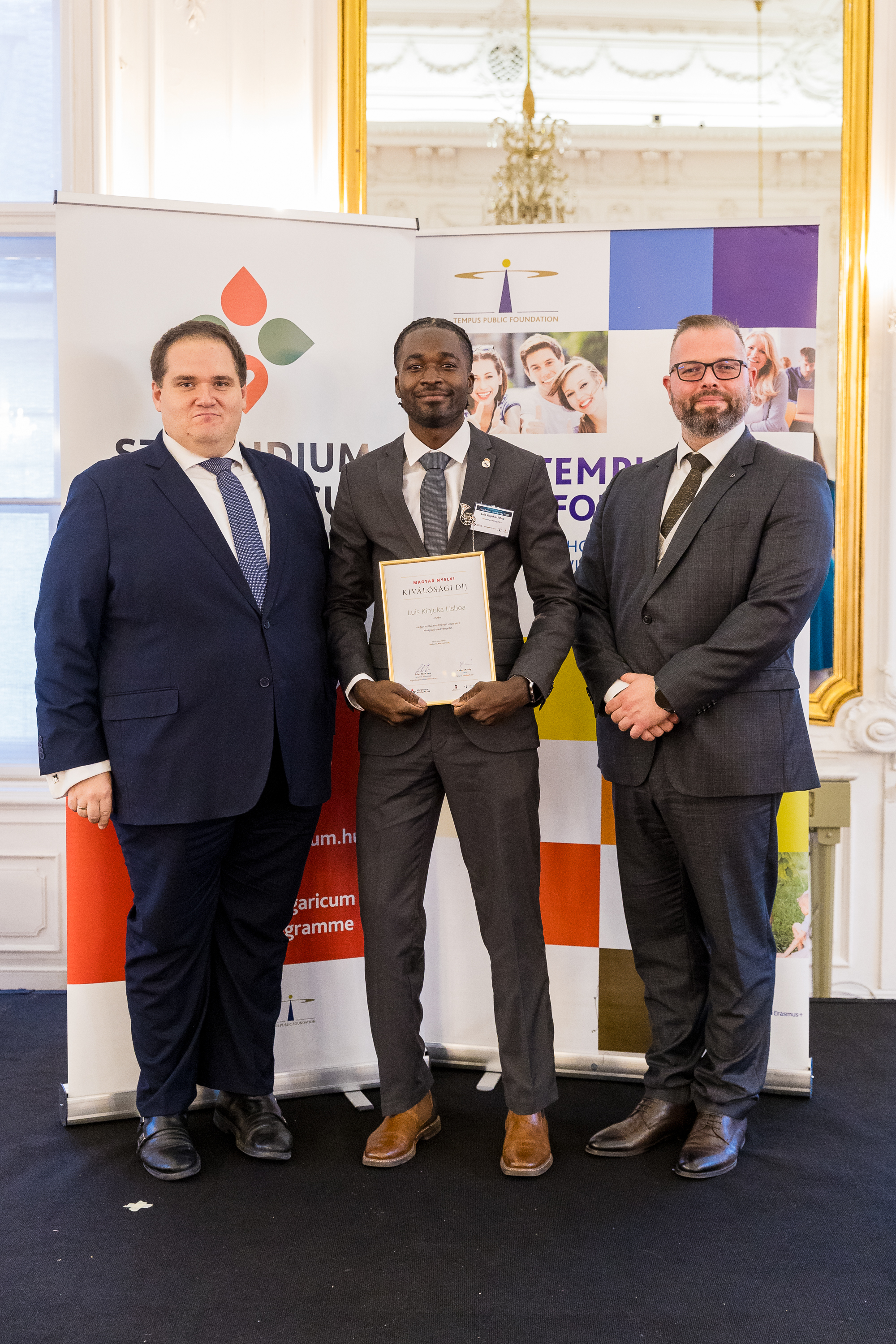 A hallgatók dr. Szűcs Ádám Imrétől, a Külgazdasági és Külügyminisztérium helyettes államtitkárától, valamint Bodrogi Richárdtól, a Tempus Közalapítvány főigazgatójától vették át a díjat.