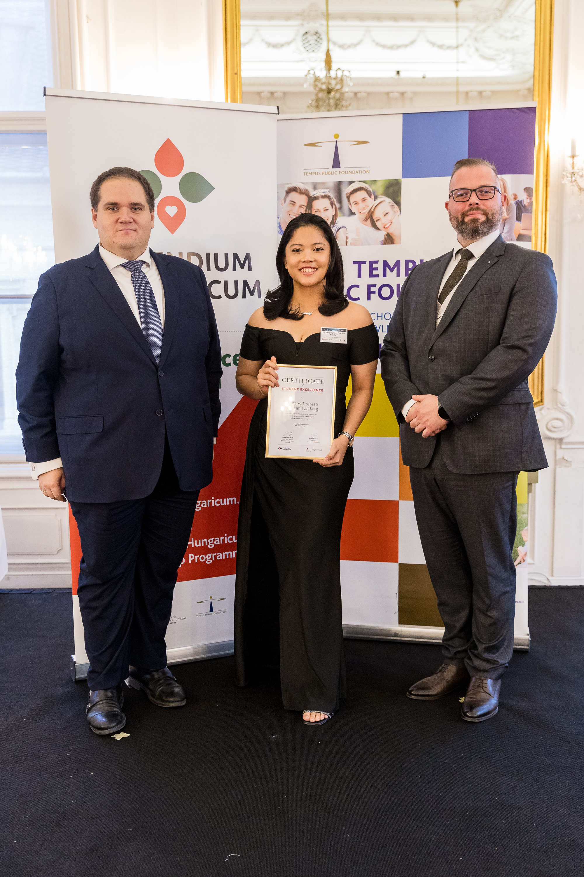 A hallgatók dr. Szűcs Ádám Imrétől, a Külgazdasági és Külügyminisztérium helyettes államtitkárától, valamint Bodrogi Richárdtól, a Tempus Közalapítvány főigazgatójától vették át a díjat.